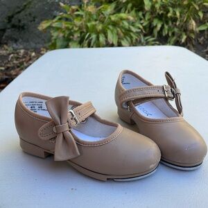 Girls tap shoe